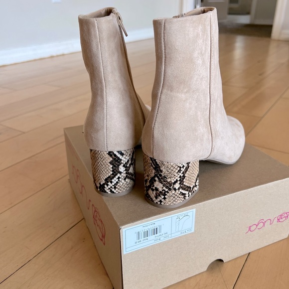 NEW Sugar Olive Suede-like Tan Block Heel Ankle Booties - Picture 2 of 5